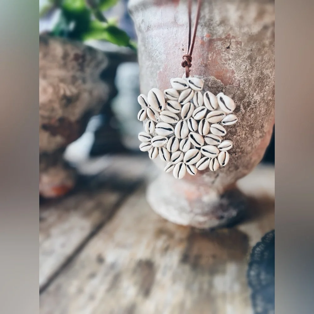Ornament / Cowrie Shell / Keepsake Box